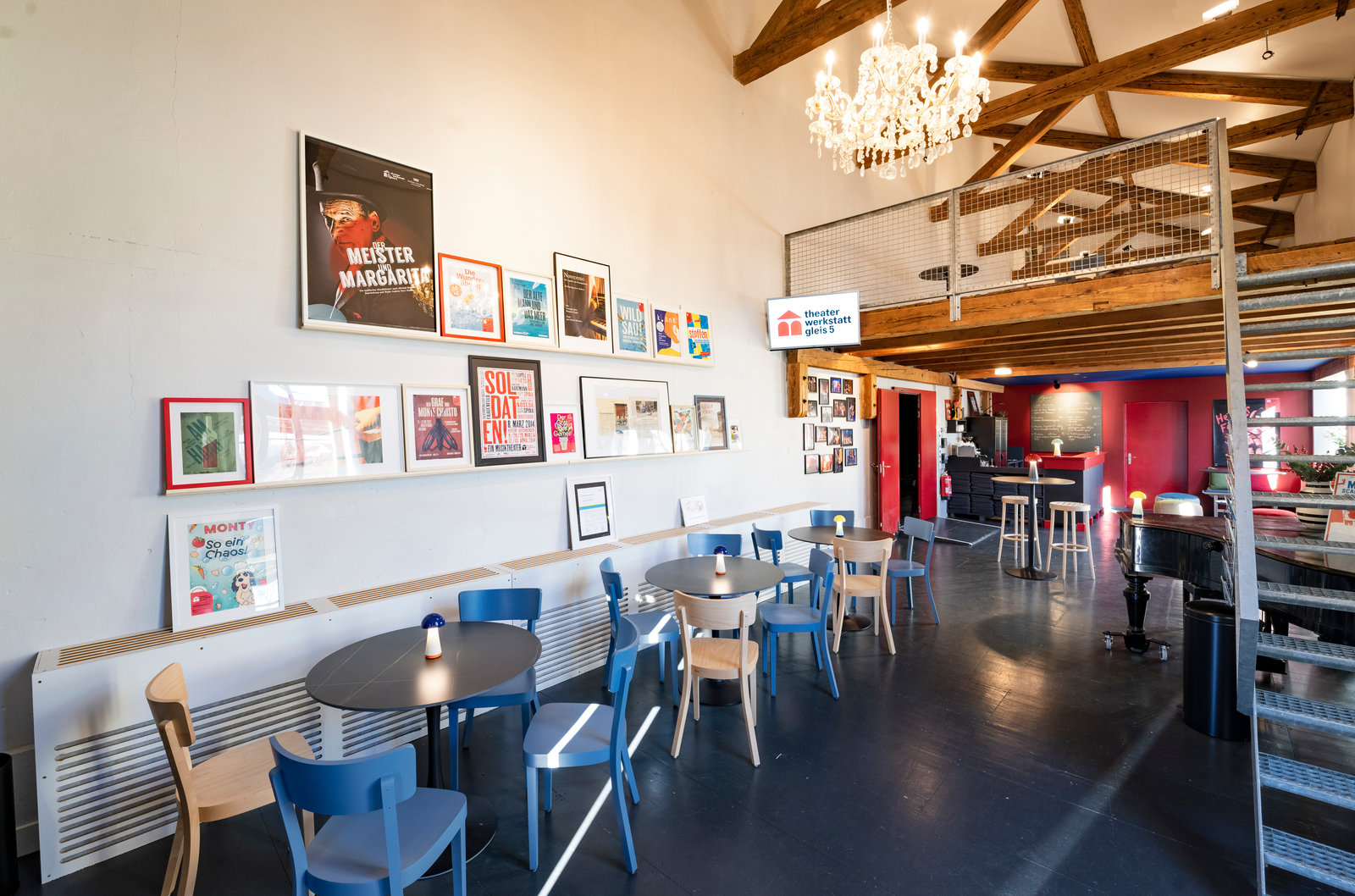 Foyer der Theaterwerkstatt mit Plakaten und Sitzgruppen